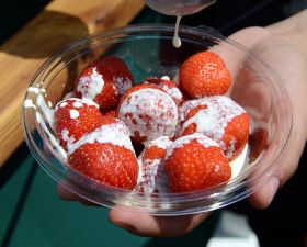 Andy Murray boosts strawberry returns
